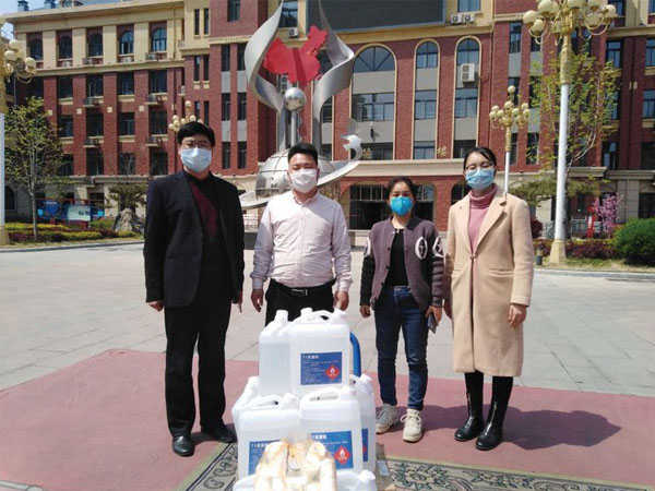 暖心!爱心家长捐赠物资 静待春暖花开学子归来
